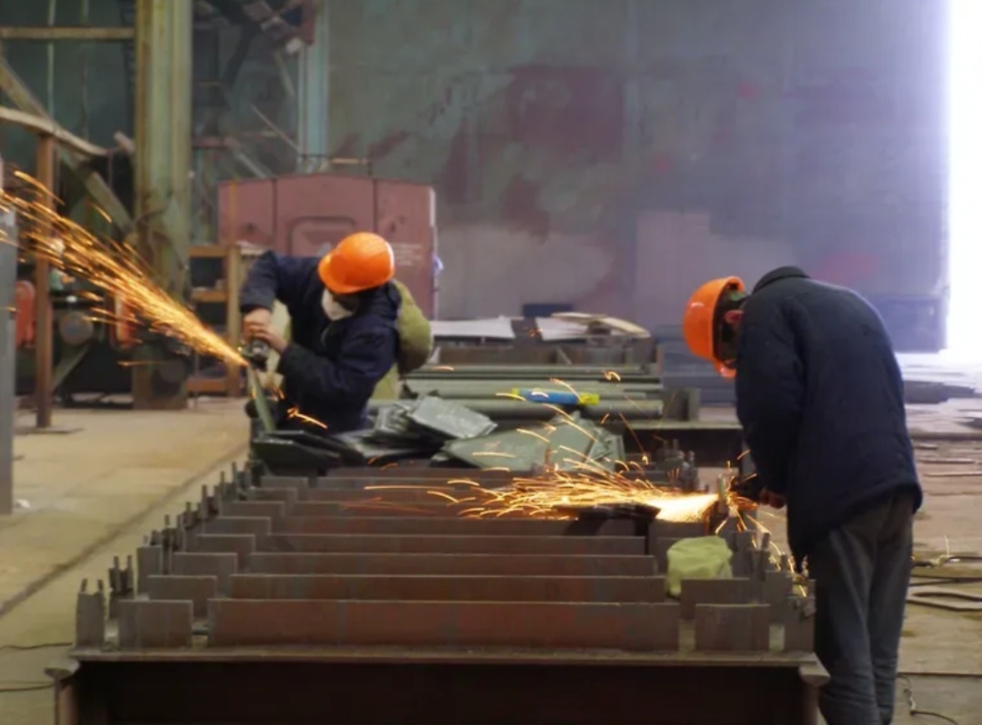 Рабочие на заводе,--взято из интернета с целью ознакомления. 