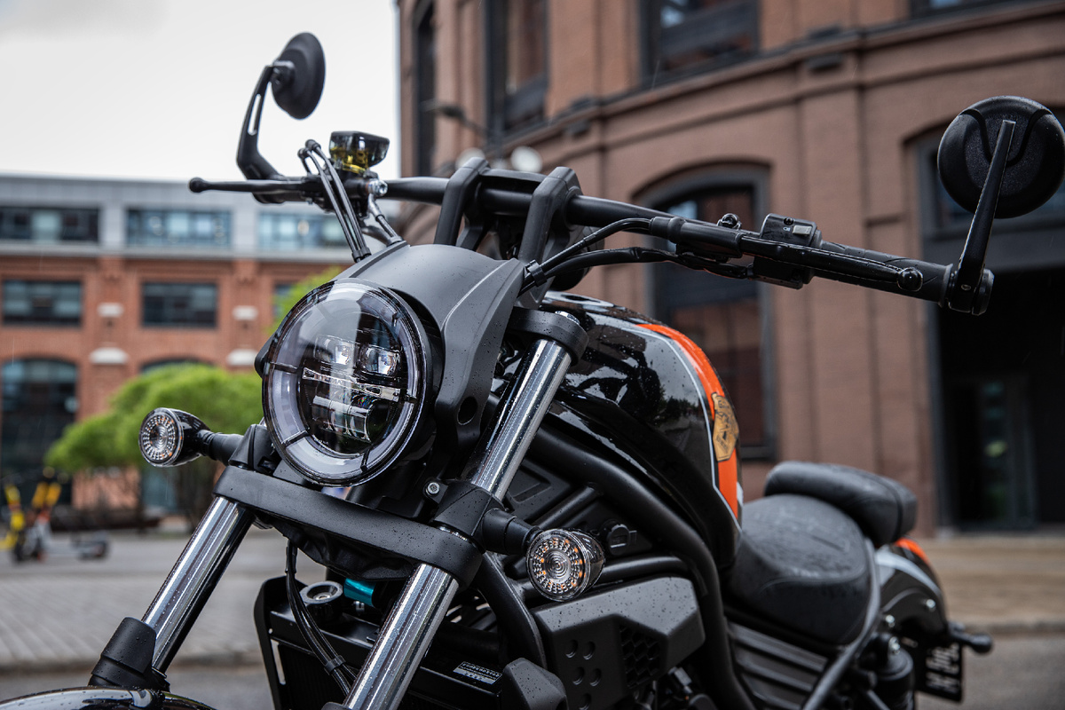 Круглая фара и руль необычной формы задают перцу в образе Groza Joy300 Sport