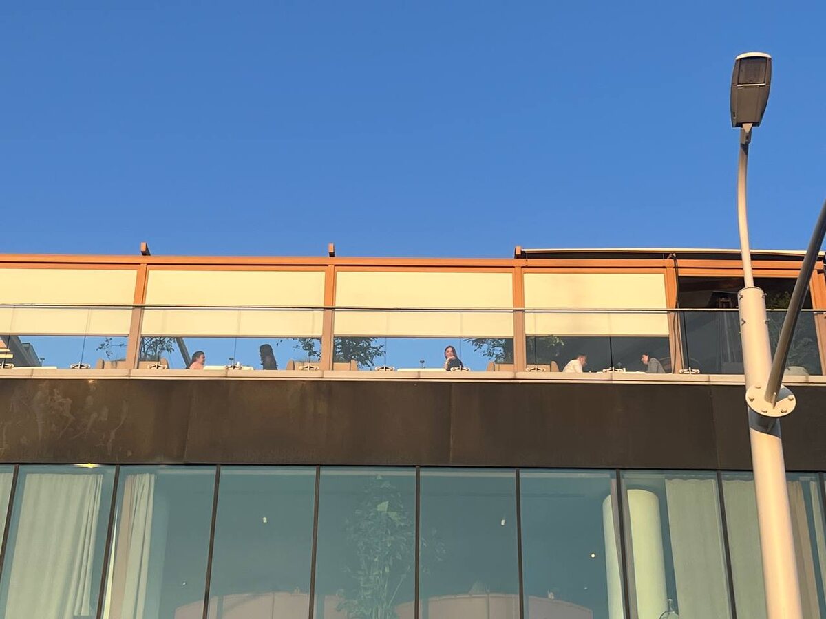 найдите Дашу на веранде