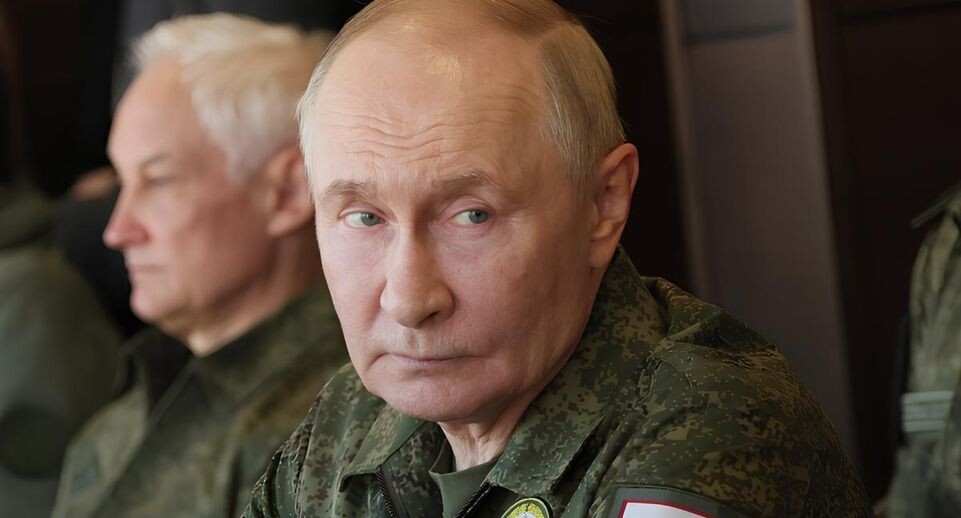    Президент Владимир Путин и министр обороны Андрей Белоусов (на втором плане) в командном пункте во время совместного стратегического учения России и Белоруссии «Запад-2025» в Нижегородской области. Михаил Метцель / РИА «Новости»