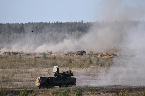    овместное стратегическое учение России и Белоруссии «Запад-2025» в Нижегородской области. На первом плане: зенитный ракетно-пушечный комплекс «Панцирь». Сергей Бобылев / РИА «Новости»