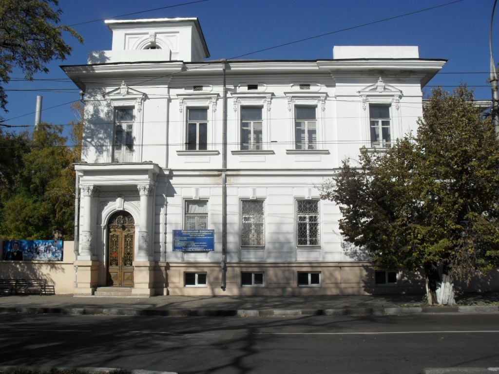 Белый особняк в центральной части Херсона знает каждый житель города. Источник: upload.wikimedia.org