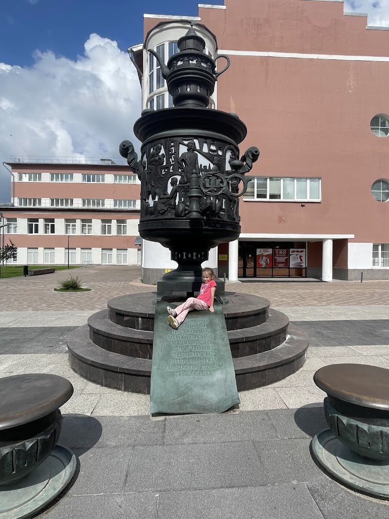 Памятник самовару при выходе из Тульского кремля на пешеходную улицу