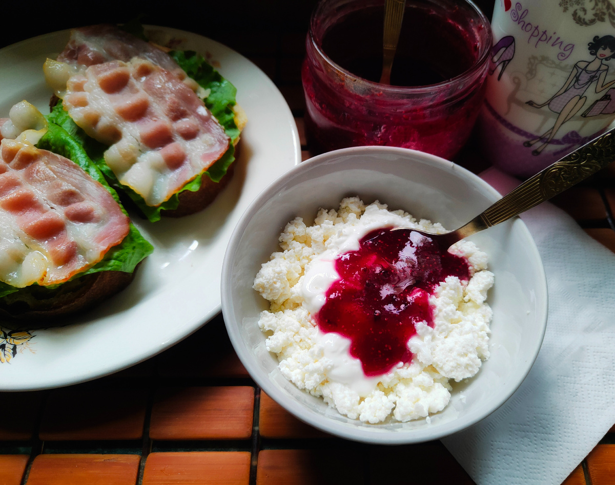 Последний йогурт, последний творог. Йогурт заквашивала остатками сметаны, грела его в электросушилке при 38 градусах 10 часов.