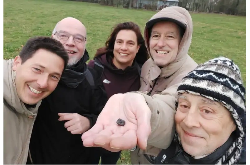    Команда исследователей с обнаруженным фрагментом метеорита 2023 CX1