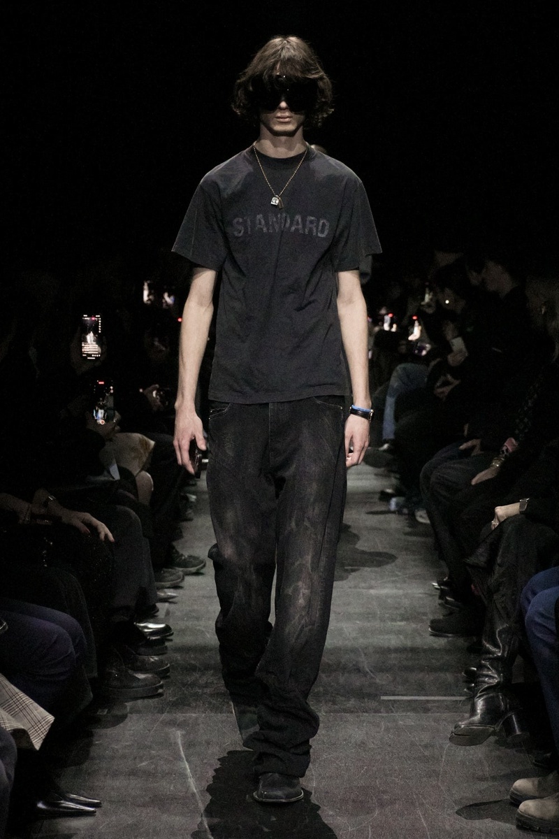    Джинсы, куртки и бермуды: 20+ вещей из денима на осень — выбор BURO. (фото 1)