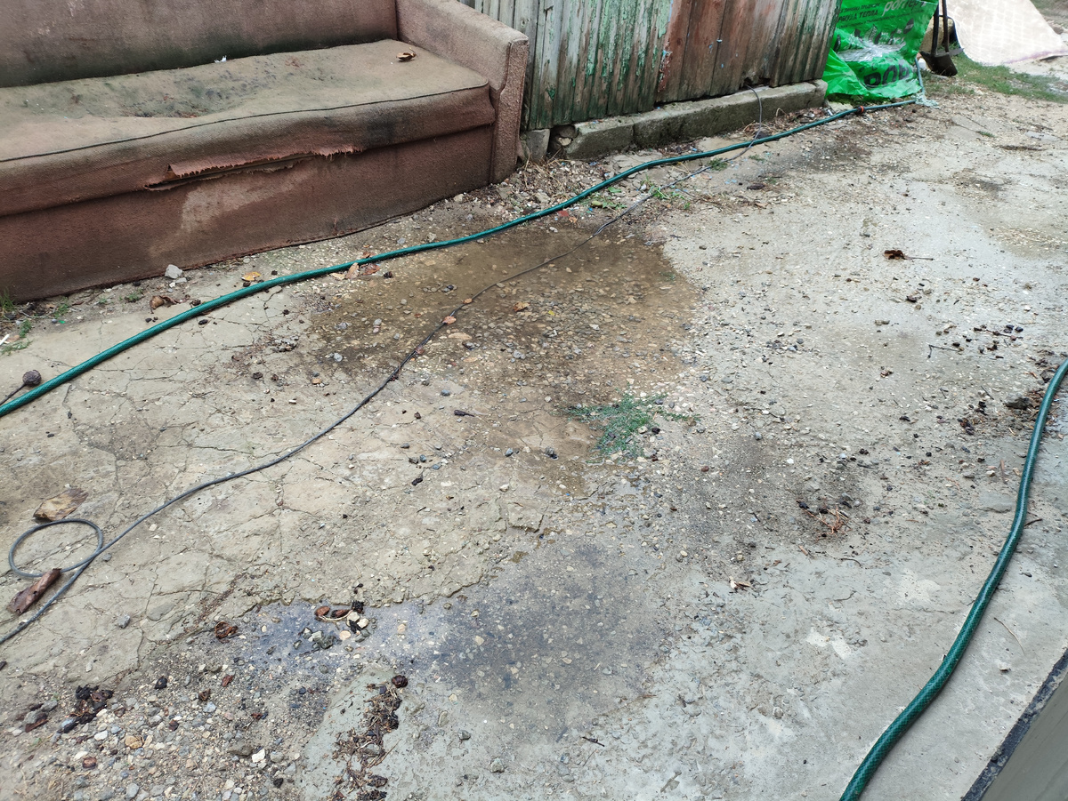 Глубокие лужи во дворе