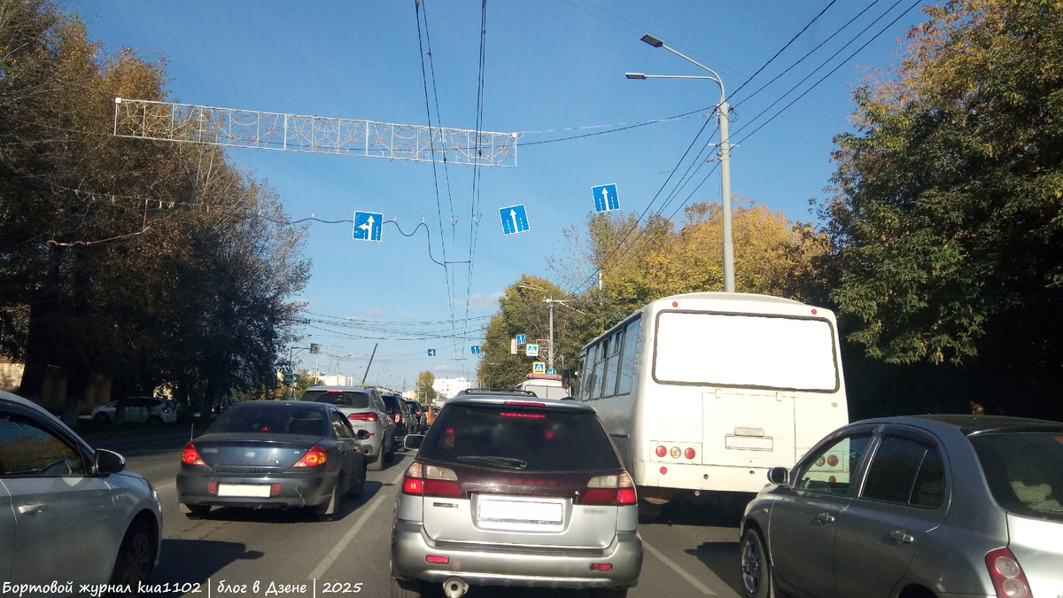 Обратите внимание на то как часто происходит дублирование дорожного знака 5.15.2. Автор фотографии kua1102