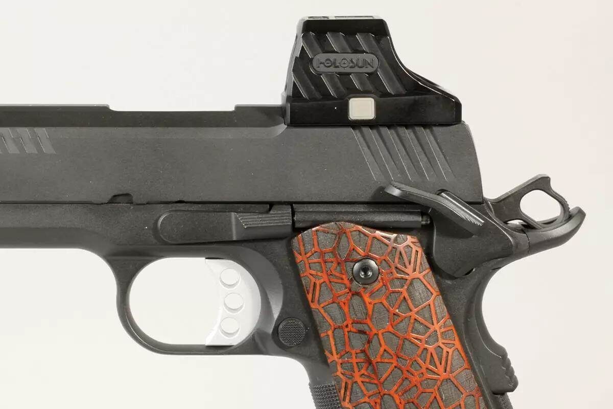 Оба пистолета оснащены коллиматорным прицелом Holosun. Его можно приобрести отдельно. Чтобы облегчить оружие, отказались от заднего прицела.