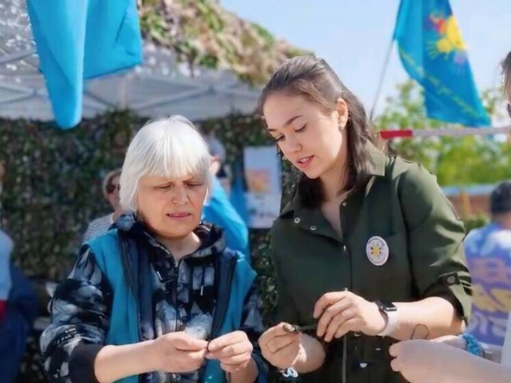     Виктория Захарова показывает, как плести браслет. Фото предоставлено фондом «Спасибо маме за жизнь»