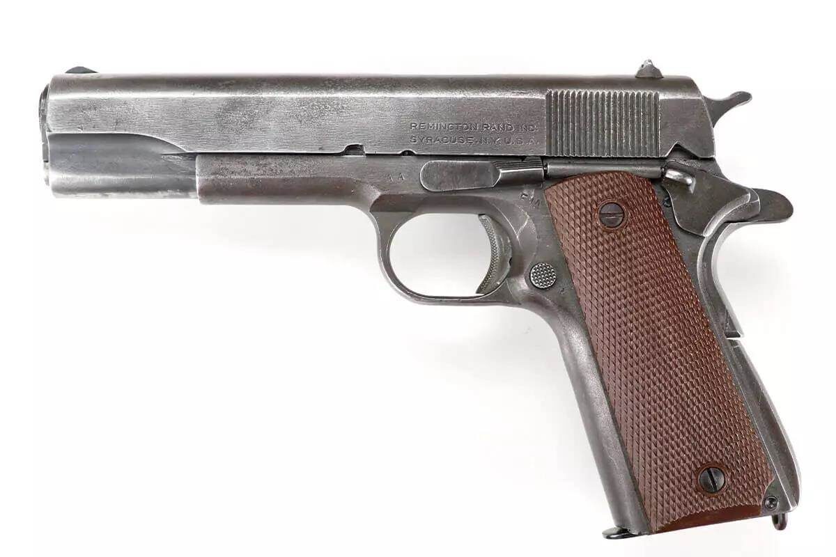 Пистолет Джона CMP Rack Grade производства Remington Rand был закуплен по программе Ленд-лиза во время Второй мировой. На нем видны клейма двух разных арсеналов, а предохранительный механизм был изменён.