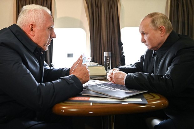    Полпред в СЗФО Александр Гуцан и президент РФ Владимир Путин. Фото: Александр Казаков / пресс-служба президента РФ / ТАСС