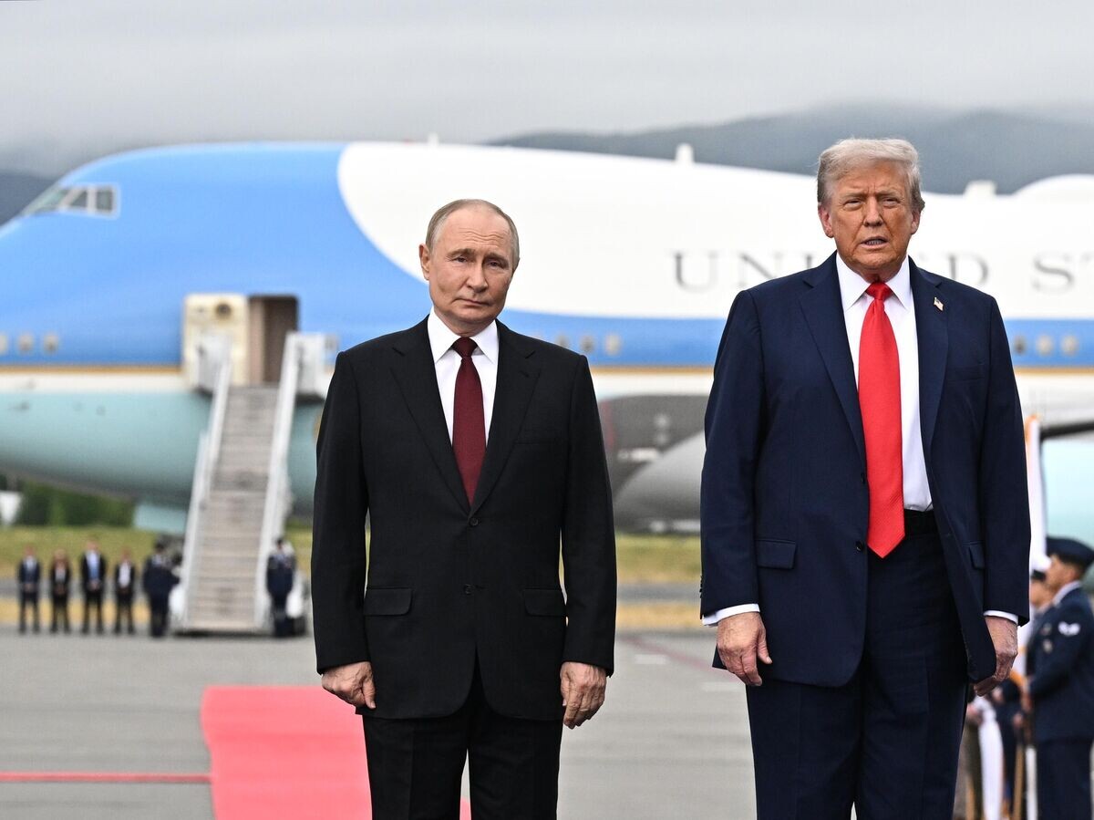    Президент РФ Владимир Путин и президент США Дональд Трамп во время встречи на военной базе Эльмендорф-Ричардсон на Аляске© РИА Новости / Сергей Бобылев