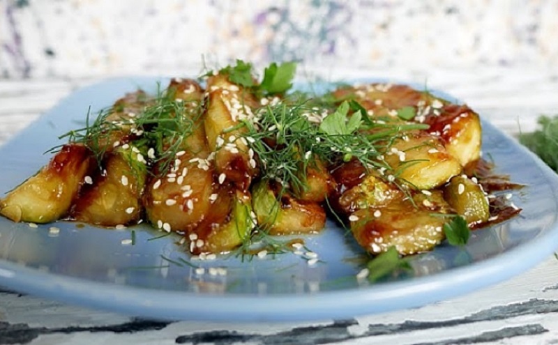 Кабачки в соево-чесночном соусе: секрет невероятно вкусного гарнира