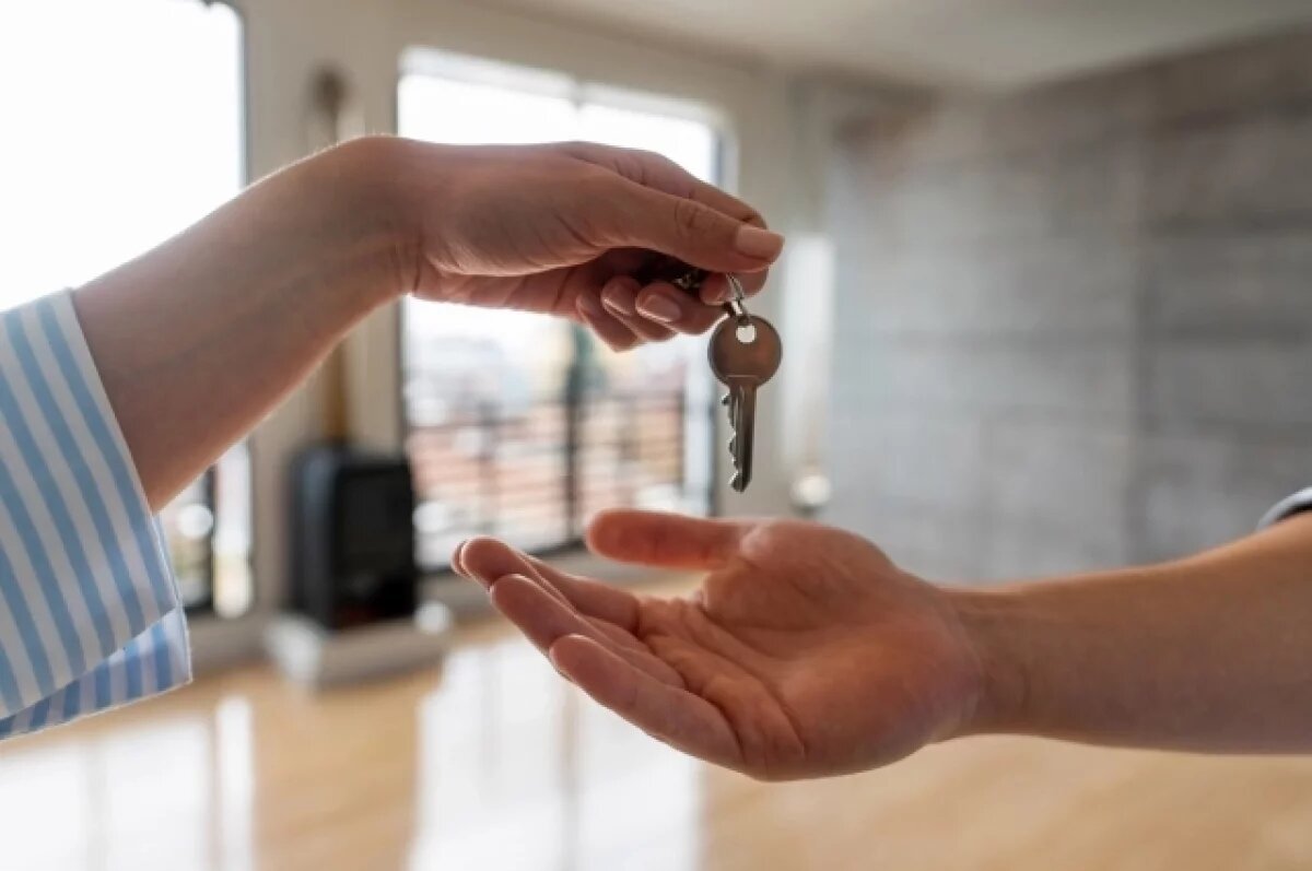    Для арендатора ваша квартира — это жилище, а жилище охраняется у нас Конституцией, принципами неприкосновенности. Поэтому, например, в договор всегда нужно вносить пункт о том, когда вы можете приходить в квартиру.