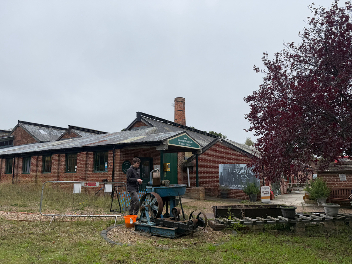 Вход в музей. Какой-то мальчик попал в кадр, а раньше такие мальчики здесь работали рабочими. Фотография из личного архива. 