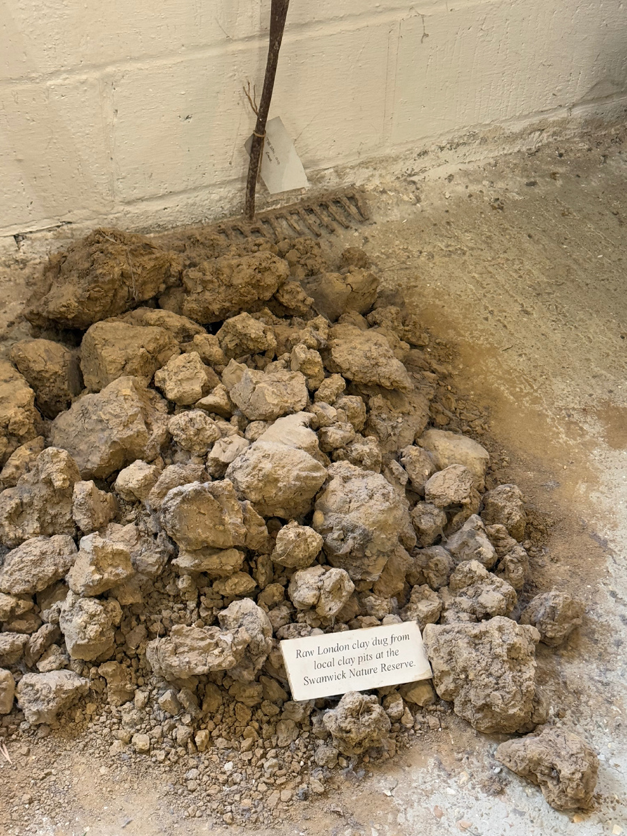 Сырая лондонская глина добытая в местном натуральном заказнике Сванвика. Фотография из личного архива