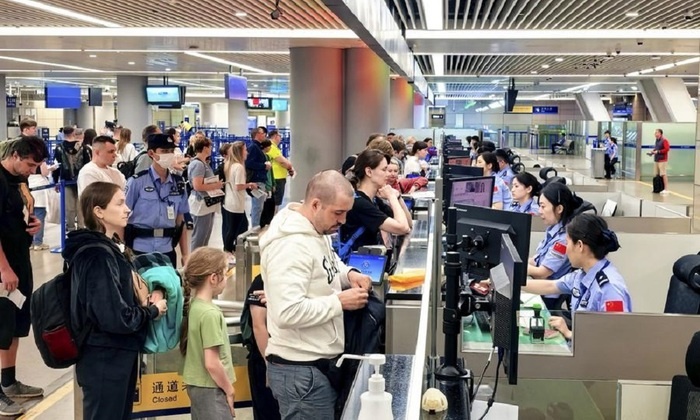    Шанхай принял первых российских туристов по новому безвизовому режиму