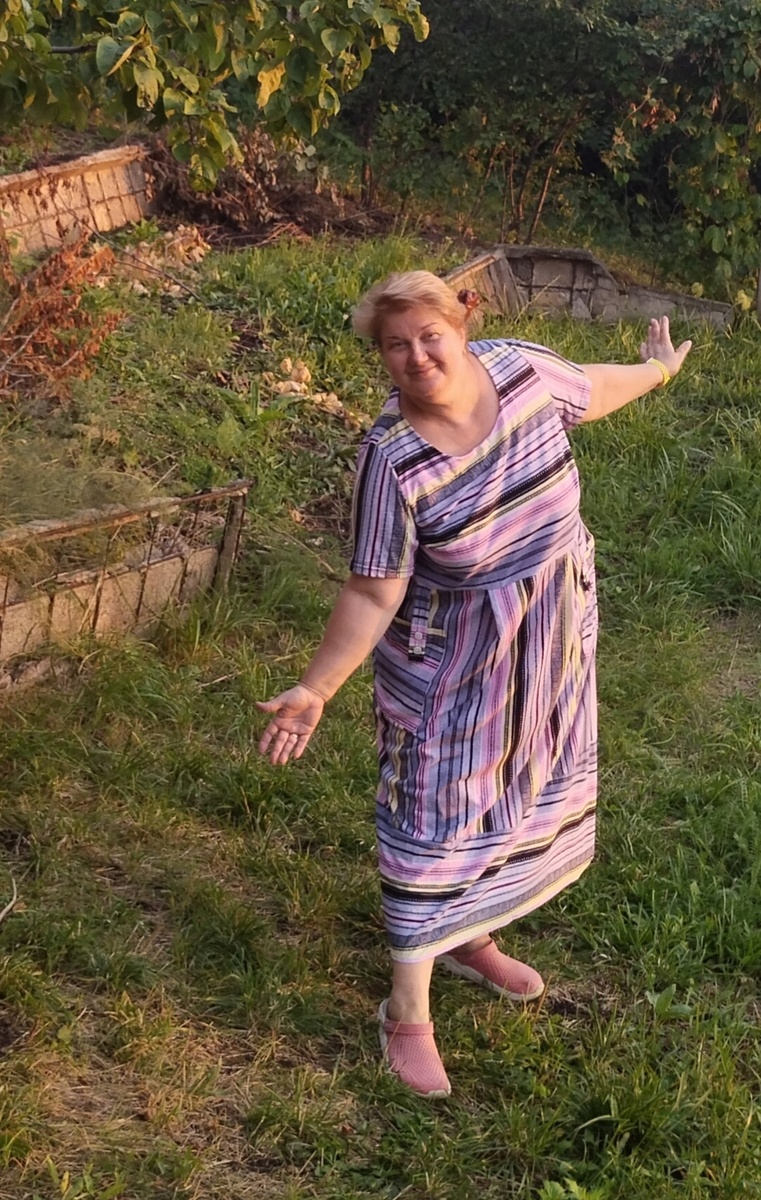 Базовый образ: платье с карманАми и кроксы. Здесь от канонической марахтанихи разве что длина. Такие только "бабкам положены" (с, бабВера).