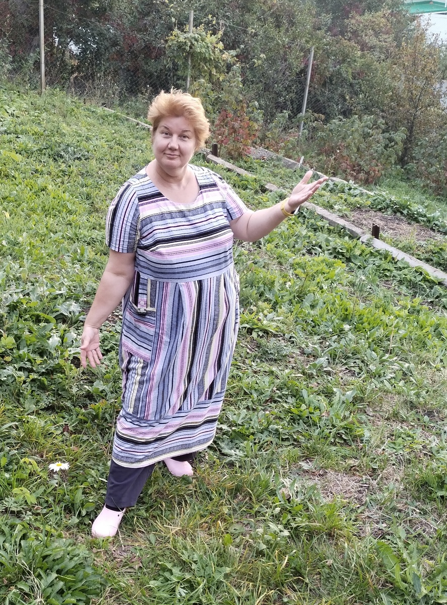 Базовый образ для прохладной погоды усилен штанами спортивными с начёсом, тёплыми носками и галошами. Платье со штанами - это уже повод носить гордое имя женщины, презирающей условности.