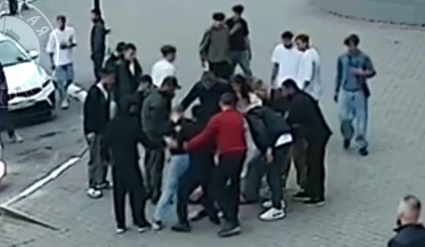 Нападение на русских парней. Фото: скрин видео.