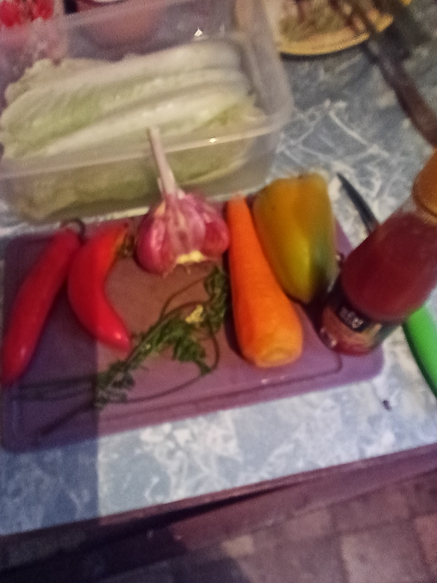 Пекинская капуста КимЧи- отличное средство профилактики простудных заболеваний. Приготовить недолго, несложно и  недорого : пекинскую капусту режем вдоль на 4 части. Замачиваем в солёной холодной воде на 3-4 часа.  Потом сливаем воду , немного отжимаем  капусту и промазываем каждый лист подготовленной смесью. Оставляем в холодильнике на ночь. На следующий день можно есть.  Состав смеси: выдавленный чеснок, острый,стручковый перец мелко порезанный, красный перец сухой, немного кинзы, соус Чили с чесноком, если есть имбирь - немного мелко порезанного. Также можно тонко порезать соломку моркови и болгарского перца , переложить между листьями.  Любители острого, приятного аппетита !!!!