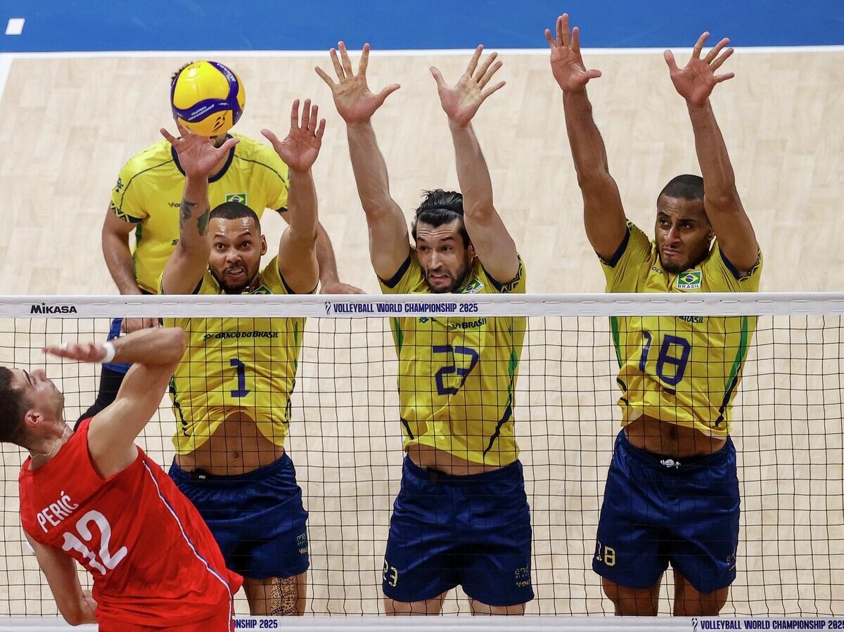    Волейболисты сборной Бразилии в защите во время чемпионата мира 2025 гола© Getty Images / Mark Fredesjed Cristino