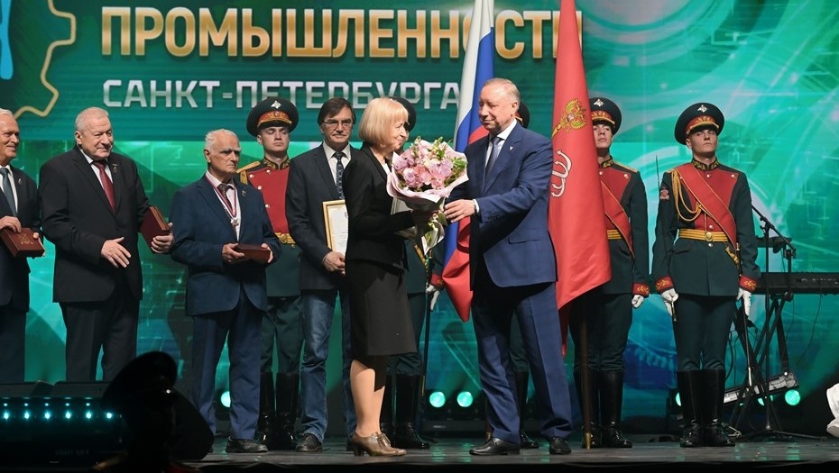    Александр Беглов поздравил заводчан с профессиональным праздником и вручил награды лучшим сотрудникам ведущих предприятий Автор фото: Сергей Ермохин