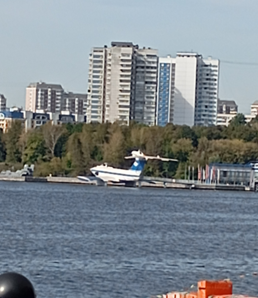 Там, на том берегу - самолёт на водных крыльях.