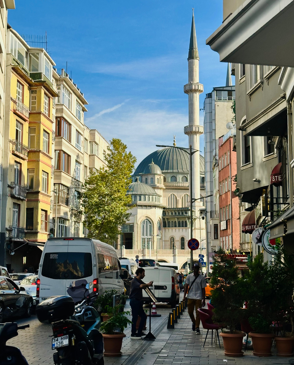 Вид на мечеть из переулка. Фото автора 