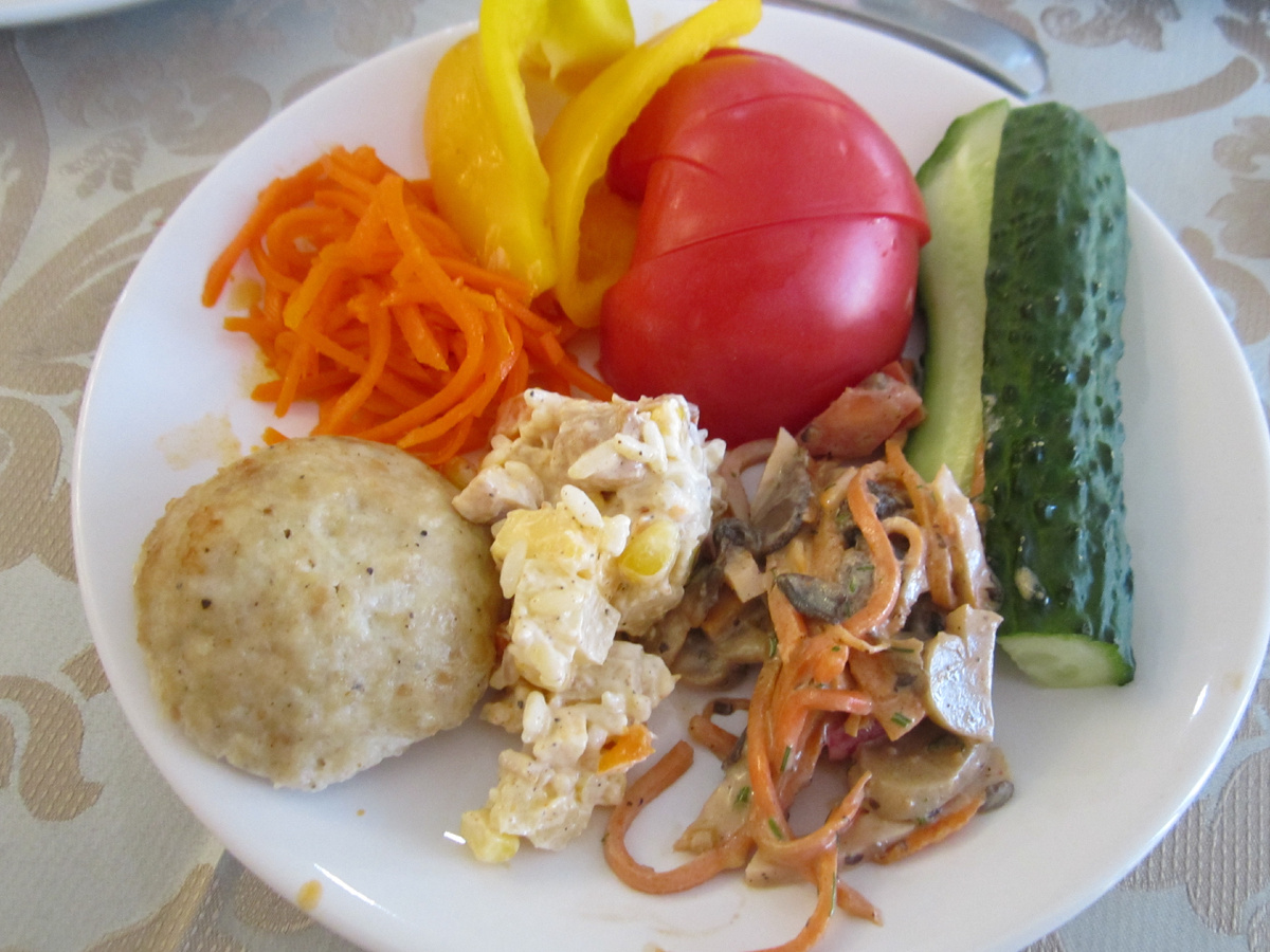 тефтелька с детского стола холодная. салаты пересоленные.