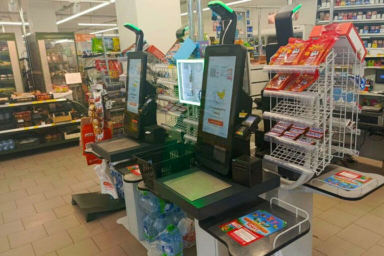 В Тверской области хитрая девушка два месяца обманывала кассы самообслуживания