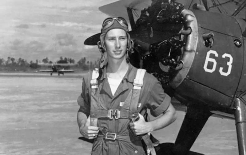19-летний Джон Х. Лакаду — Лаки ("Счастливчик), пилот 100-й бомбардировочной авиагруппы под названием "Кровавая сотня" во время Второй мировой войны