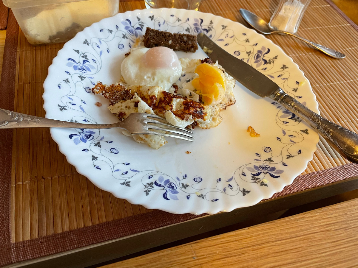 Ем. Чёрный кусочек - это хлеб. 