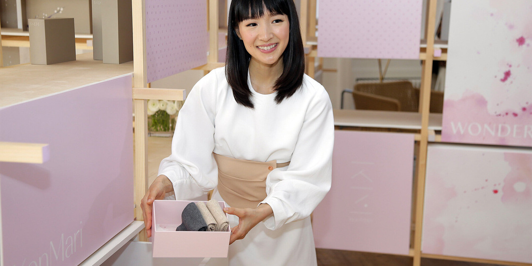 Как правильно хранить одежду в шкафу: советы из книги Мари Кондо