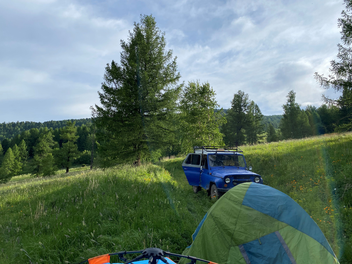 Утро, тайга, палатки и наш УАЗ