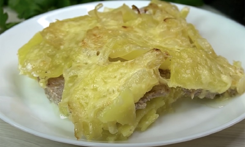 Мясо по-французски на противне: вкусный ужин за полчаса без лишних хлопот