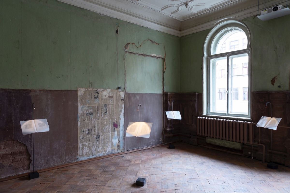 Пустое пространство музея «Полторы комнаты» Иосифа Бродского с видом на Спасо-Преображенский собор.