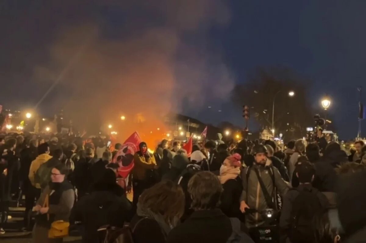    Демонстранты в Париже спели песню на мотив «Катюши»