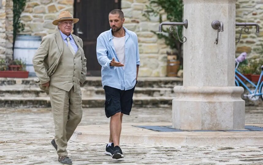    Андрей Ургант и Роман Маякин будут делить виноградники в новом сериале "Виноделы".СТС