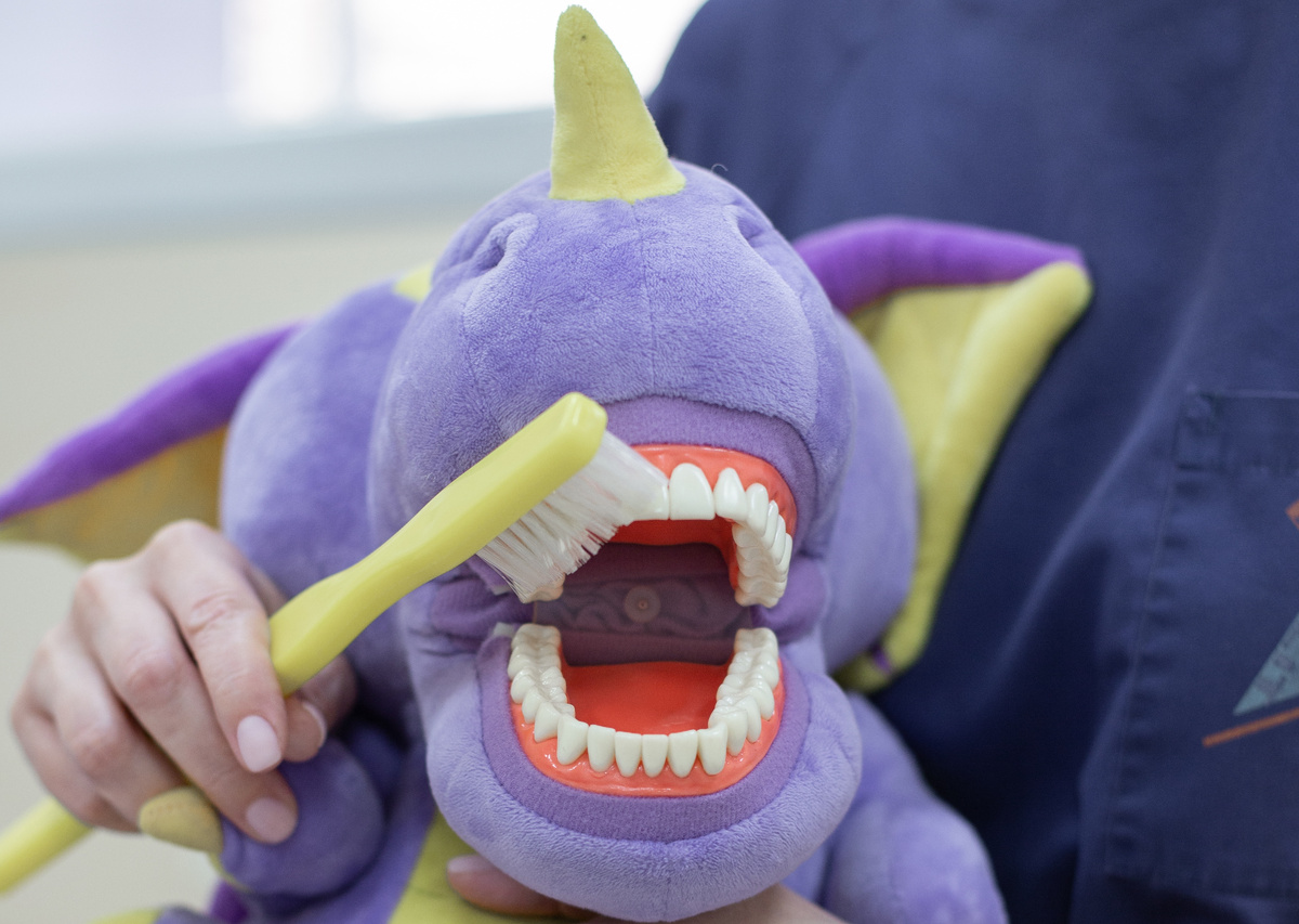 Важно эффективно чистить зубы малышу, чтобы избежать процесса деминерализации. 