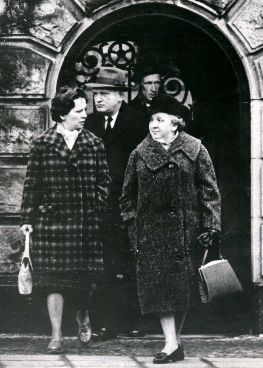 Семья Вильяма Фишера (Рудольфа Абеля) после встречи с адвокатом Джеймсом Донованом. На заднем плане — кузен Юрген Дривс (Юрий Дроздов)