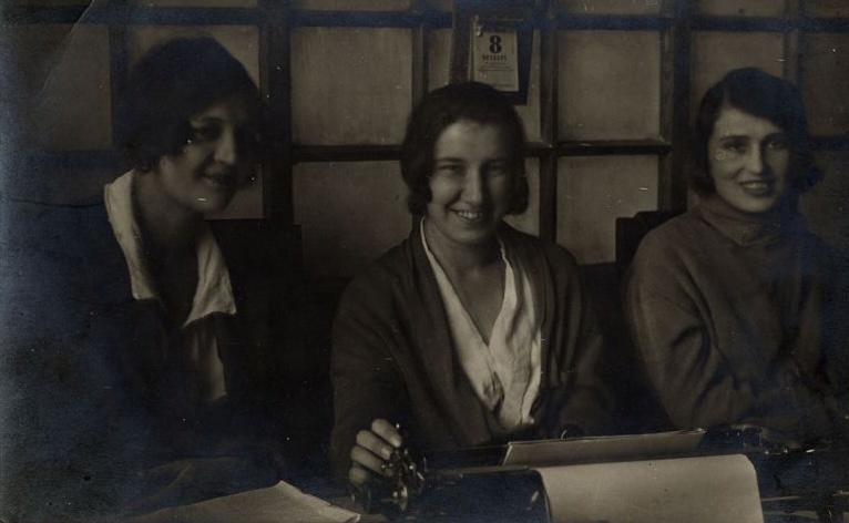 Три молодых женщины за письменным столом. В центре – Варвара Бычкова. Неизвестный автор. 8 октября 1925 года. Владимирская губ., Муром. Муромский историко-художественный музей.