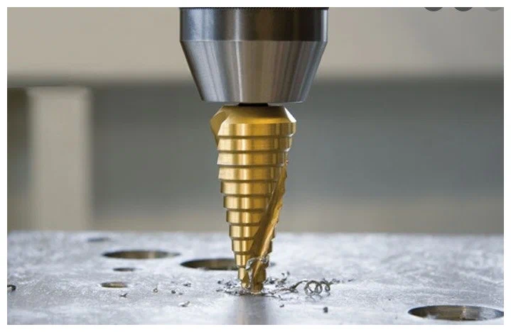 Ступенчатое сверло в работе