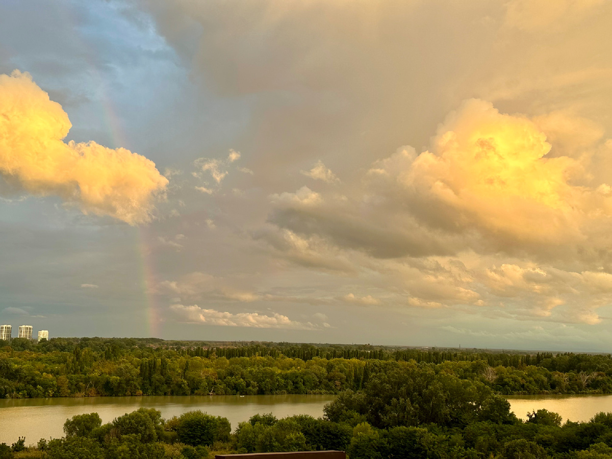 Облака и радуга на юге осенью.