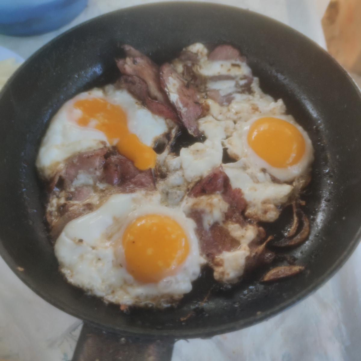 Яичница - это обычно на завтрак