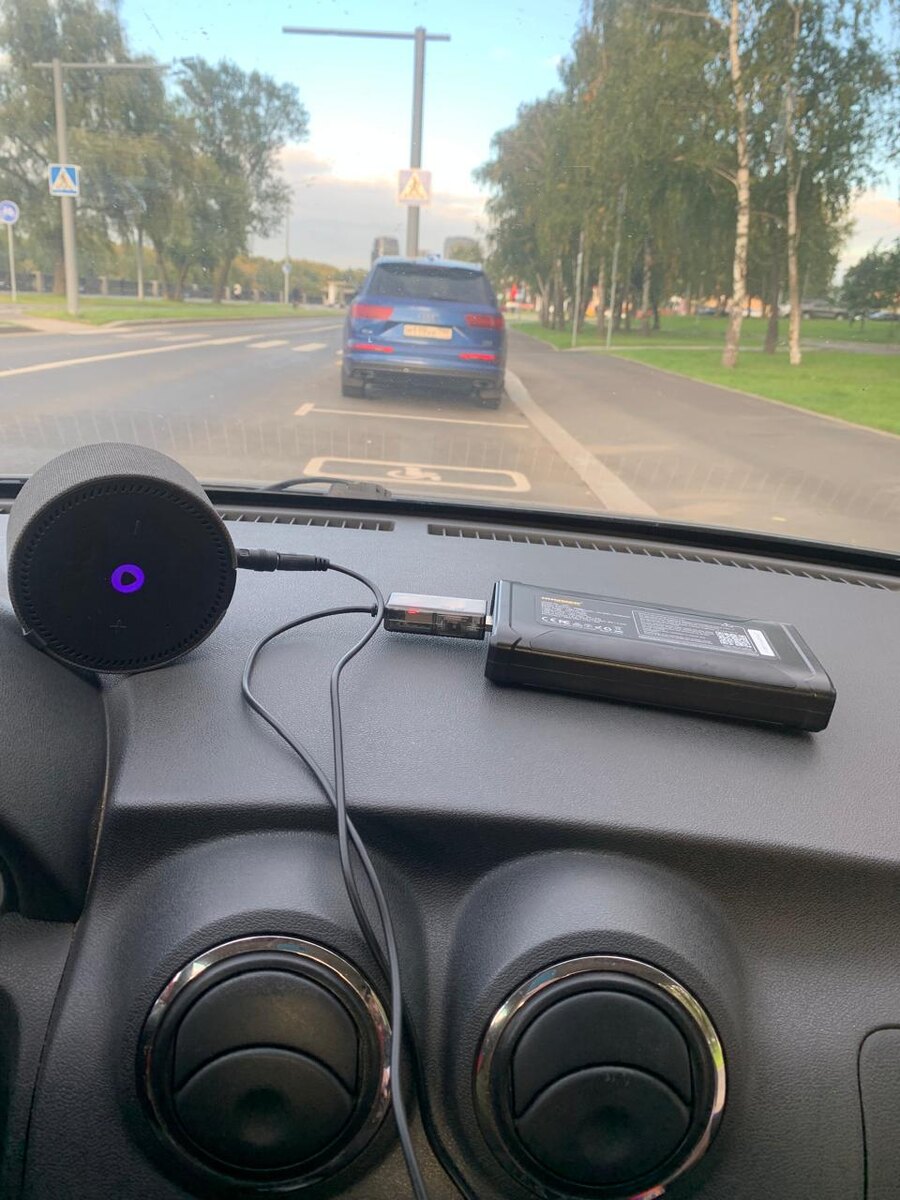 Алиса мини с часам подключена к пауэрбанку на торпеде в автомобиле