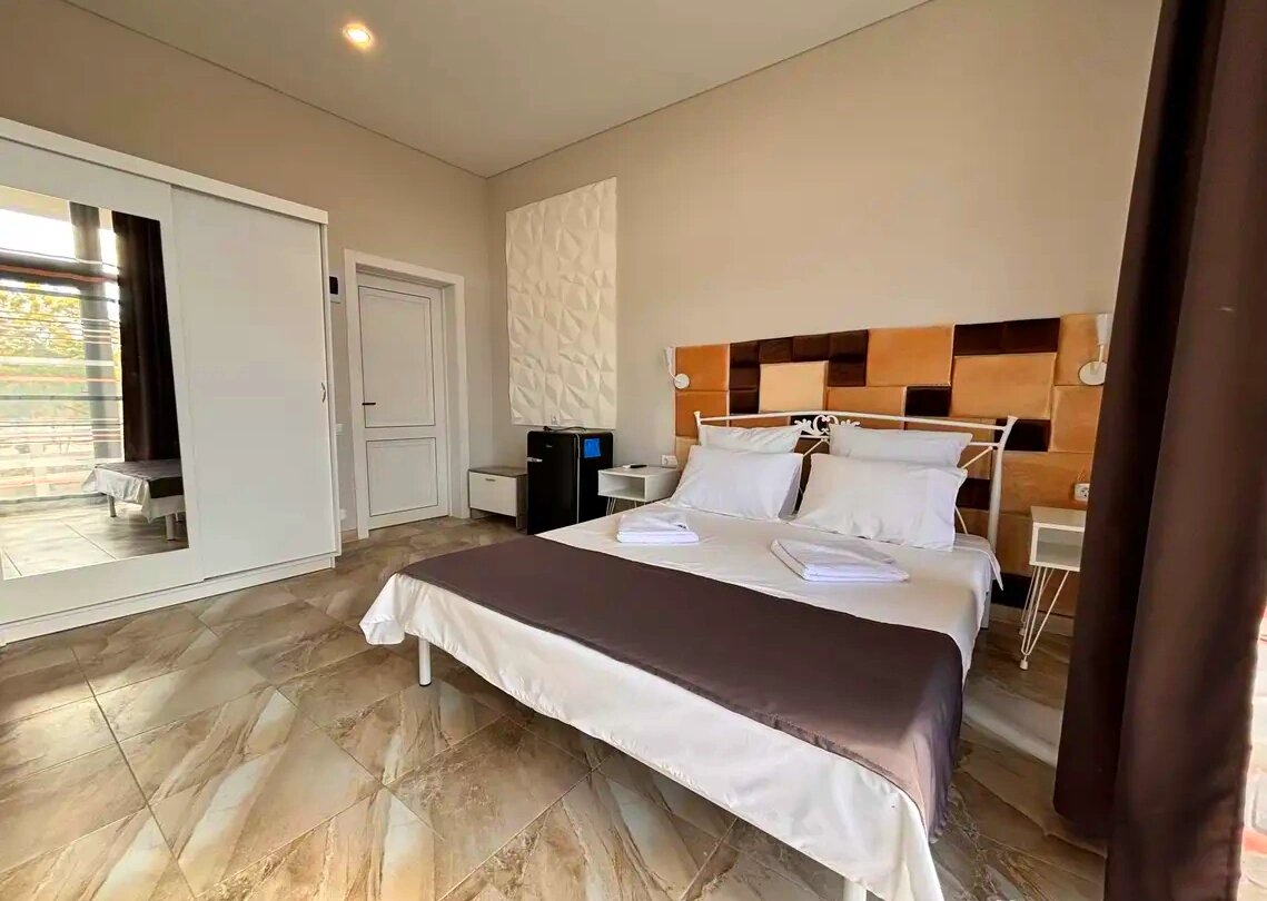 Номер Стандарт 3 места, отель Абзия Амзара Абхазия цена от 3000 рублей за весь номер на 3 человека.