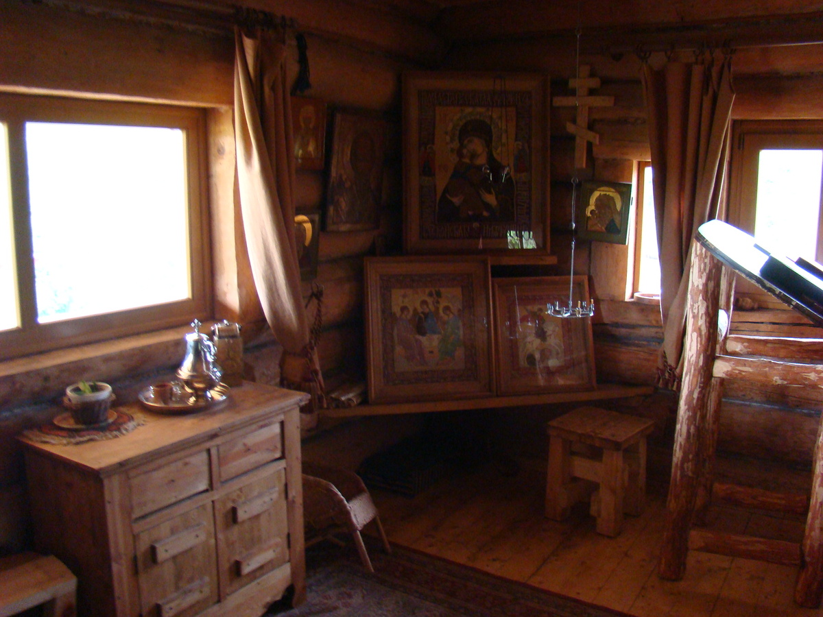 Иконы в доме Стерлигова в Подмосковье. фото автора