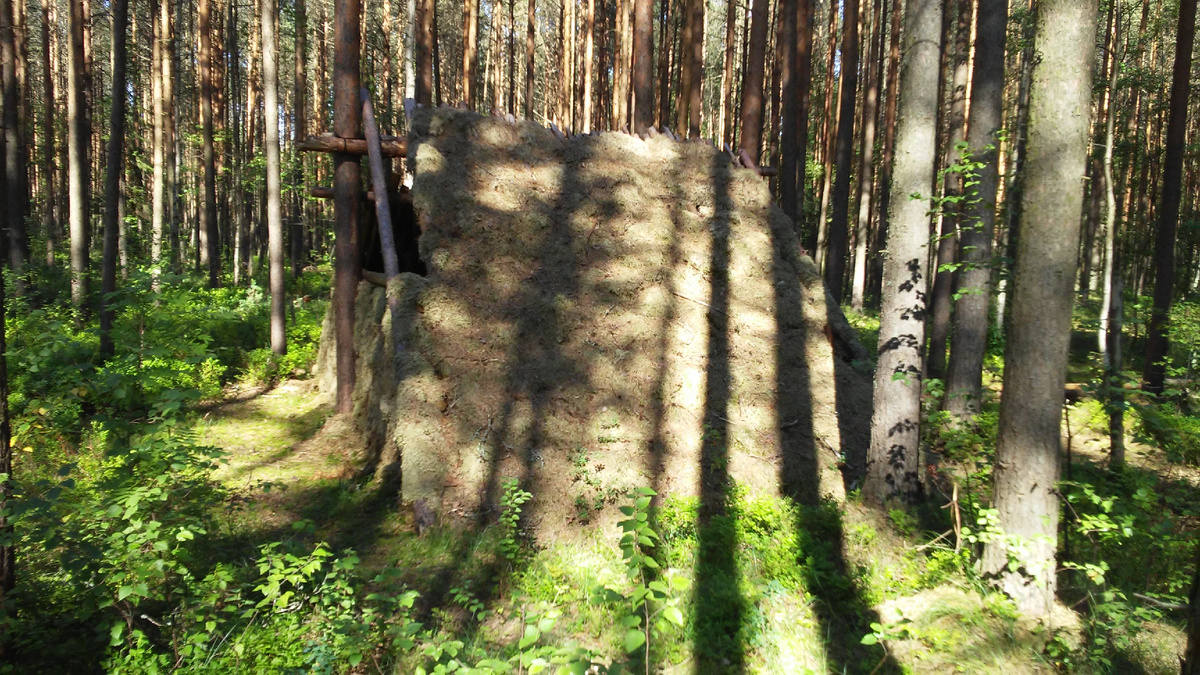 Шалаш отшельника в лесу, многие люди разачаровываются в мирском. фото автора